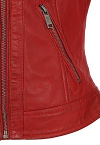 Rode leren jack met een gladde textuur, ritszakken en kenmerkende stiksels langs de randen. Versterkt met zilveren hardware.