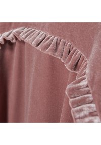 Staubige Rosenveloursstoffe mit einer weichen Textur und Rüschendetails entlang der Kante, die einen subtilen räumlichen Effekt erzeugen.