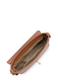 Pochette in pelle marrone con una texture liscia, chiusura con cerniera, fodera interna beige e una piccola tasca interna.