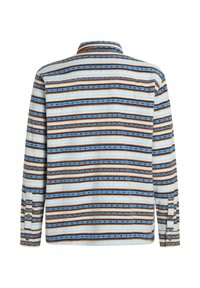 Camicetta a maniche lunghe con colletto, caratterizzata da un motivo a righe orizzontali blu, marroni e arancioni su uno sfondo chiaro.