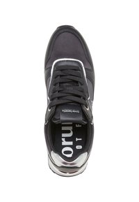 Schwarzer Sneaker mit einem glatten Obermaterial aus Stoff, flachen Schnürsenkeln, einem gepolsterten Kragen und silbernen Akzenten an den Seiten und der Ferse.