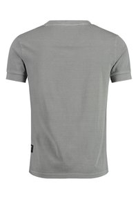 Polo gris de manga corta hecho de algodón suave. Presenta un cuello clásico y una pequeña etiqueta decorativa en el lateral. Textura suave.