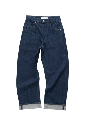 Dunkelblaue Jeans aus Denim mit aufgerollten Bündchen, vorderem Knopf und Reißverschluss sowie Fünf-Taschen-Design, dargestellt vor weißem Hintergrund.