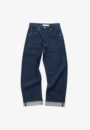 Dunkelblaue Jeans aus Denim mit aufgerollten Bündchen, vorderem Knopf und Reißverschluss sowie Fünf-Taschen-Design, dargestellt vor weißem Hintergrund.