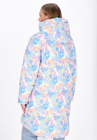 Gepolsterte Winterjacke mit einem leuchtenden, mehrfarbigen abstrakten Muster. Ausgestattet mit einer Kapuze und langen Ärmeln. Hergestellt aus glänzendem, glattem Material.