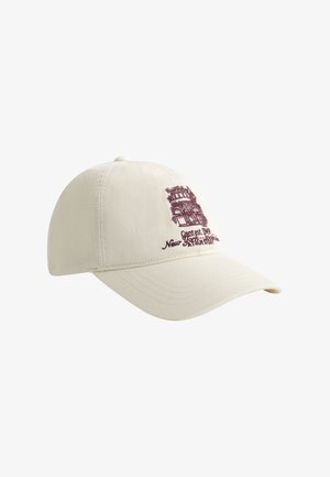 Off-white Baseballkappe mit bordeauxrotem gesticktem Vintage-Gebäude und dem Text "Gant est. 1949 New York Brooklyn A True Story" auf der Vorderseite.