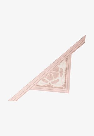 Lingerie délicate en dentelle rose en forme de triangle, avec des bretelles fines et un détail en résille florale, conçue pour une couvrance minimale.