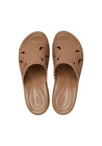 Sandales à enfiler marron, avec un design de lanières tressées, semelle rembourrée et semelle texturée pour une meilleure adhérence. Comprend des détails découpés.