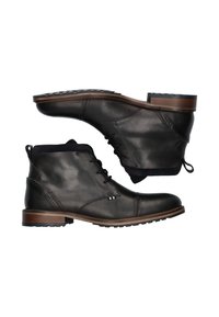 Botas de cuero negro hasta el tobillo con textura suave, punteras redondeadas, tacones bajos, suelas de goma marrón en contraste y cordones decorativos.
