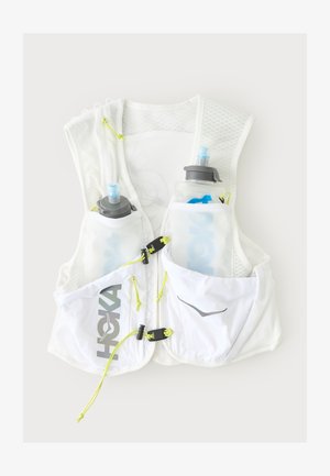 Gilet d'hydratation de course blanc avec deux bouteilles d'eau dans les poches avant en filet et des fermetures à cordon jaunes.