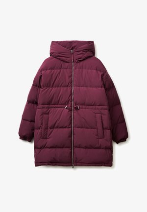Bordó bunda s kapucí, předním zipem a dvěma bočními kapsami. Má prošívaný design s elastickými manžetami a lemem.