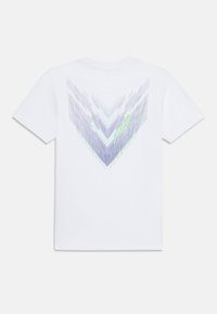 Hvit bomulls t-skjorte med et geometrisk lilla og grønt grafisk design på baksiden, som viser vertikale linjer i et chevronmønster.