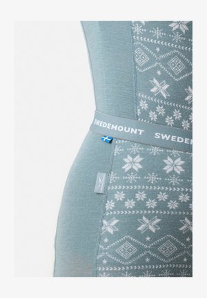 Lichtblauw thermoshirt met een sneeuwvlokpatroon in het wit, horizontale banden en een logo-band met een accent van de Zweedse vlag.