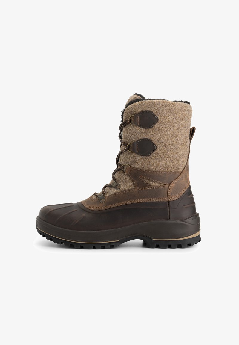 Bruine geïsoleerde winterlaars met een upper van vilt, rubberen onderkant, vier metalen oogjes en een gestructureerde buitenzool voor grip.