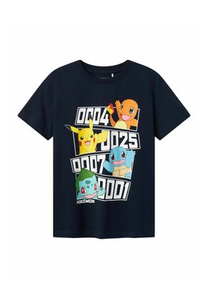 T-shirt en coton bleu marine représentant quatre personnages Pokémon : Pikachu, Salamèche, Carapuce, Bulbizarre, avec des numéros d'identification dans des cases blanches en gras.