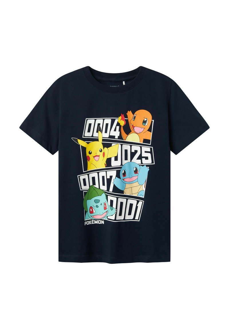 Tamsiai mėlynas medvilnės marškinėliai, vaizduojantys keturis Pokémonų personažus: Pikachu, Charmander, Squirtle, Bulbasaur, su identifikavimo numeriais ryškiai baltuose dėžutėse.