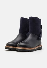 Kožené a semišové kotníkové boty v námořnické modři, s hladkou špičkou, texturovaným svrškem, kontrastním hnědým prošíváním a gumovou podešví s vzorkem.