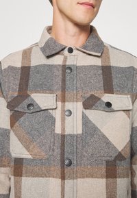 INDICODE JEANS INMUTTON - Marškiniai - grey mix