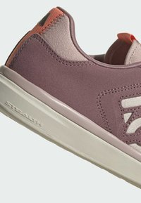 Sneaker in suede lilla chiaro con dettagli in tessuto, caratterizzato da un pannello beige e un tab sul tallone rosa. Superficie testurizzata e brandizzazione "STEALTH".
