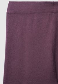 Lila Strickleggings mit einer weichen Textur und einem einfachen elastischen Bund. Der Stoff wirkt dehnbar und körpernah.