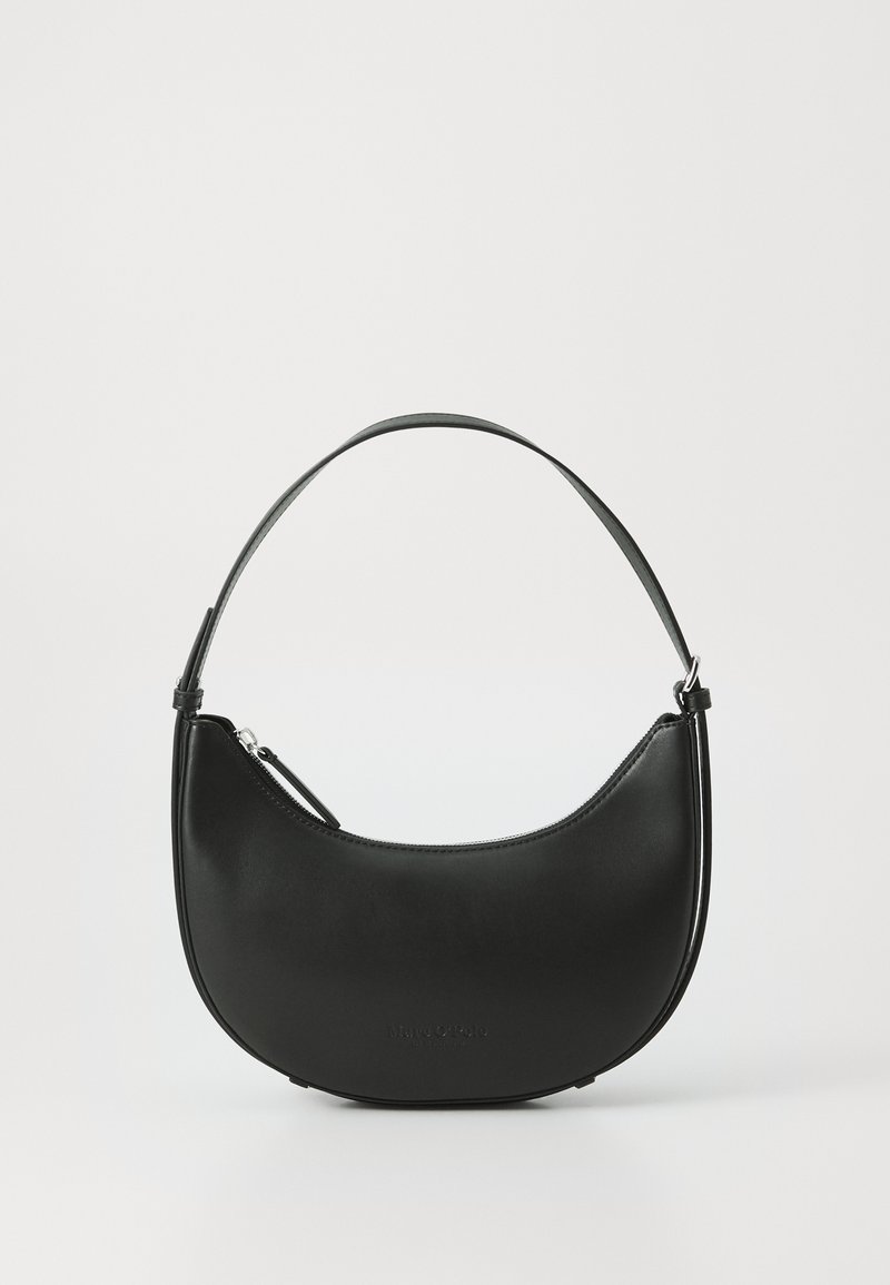 Borsa a spalla in pelle nera con forma curva, manico sottile e chiusura con zip. Presenta una texture liscia e un sottile dettaglio del logo.