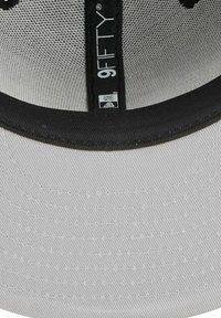 Graue Baseballkappe mit schwarzen Akzenten, ausgestattet mit einer festen Krone, gebogenem Schirm, Mesh-Gewebe und einem bestickten Logo auf der Vorderseite.