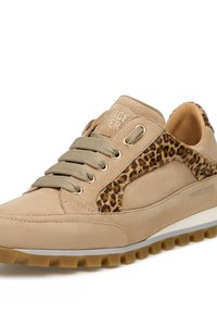 Sneaker beige in suede con dettagli in stampa leopardata, lacci testurizzati e suola in gomma con battistrada a motivo per migliorare la trazione.