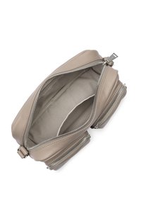 Borsa in pelle beige con chiusura a zip, caratterizzata da un ampio interno foderato in tessuto chiaro e due tasche laterali con zip.