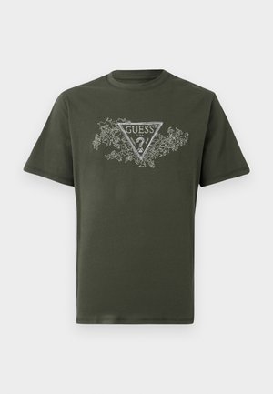 Olijfgroene katoenen T-shirt met een grijs driehoekig logo met de tekst "GUESS", omringd door ingewikkelde bloemembroidered details.
