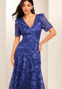 Lipsy BRODERIE SHORTS SLEEVE V NECK MIDI - Rochie de zi - blue