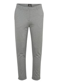 Pantalon décontracté gris ajusté avec fermeture par bouton et zip, passants pour ceinture et ourlets retroussés.