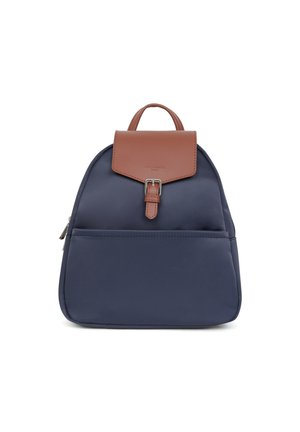 Sac à dos en nylon marine avec un rabat en cuir marron et fermeture à boucle ; comprend une poche avant et une poignée supérieure pour un transport facile.