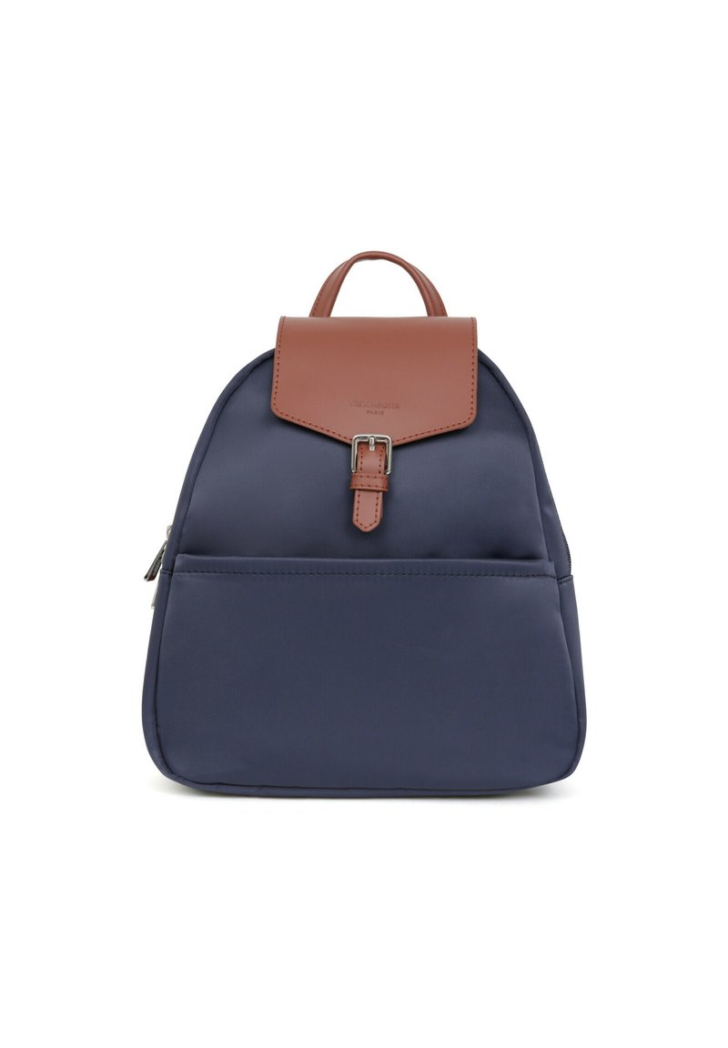 Zaino in nylon blu navy con flap in pelle marrone e chiusura a fibbia; presenta una tasca frontale e una maniglia superiore per un facile trasporto.