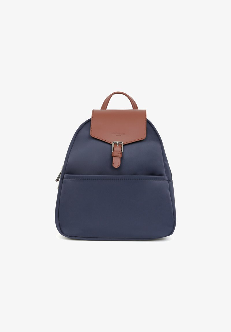 Zaino in nylon blu navy con flap in pelle marrone e chiusura a fibbia; presenta una tasca frontale e una maniglia superiore per un facile trasporto.