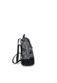 Zaino con un motivo geometrico grigio, base in pelle nera, spallacci regolabili e accessori in metallo color oro.