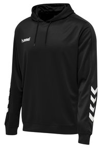 Schwarzer Kapuzenpullover mit Kordelzug und glatter Textur. Verfügt über ein weißes Logo und ein Chevron-Muster entlang der Ärmel.