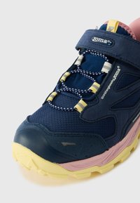 Tamsiai mėlyni sportiniai batai su tekstūriniu audiniu. Yra elastingi raišteliai, Velcro dirželis ir geltonas bei rožinis padas.