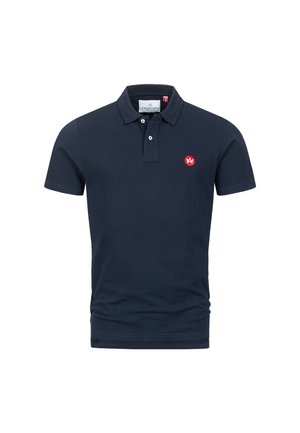 Marineblå polo-skjorte laget av bomull, med kragen på halsen, tre knapper foran, og en rød logo på venstre bryst.
