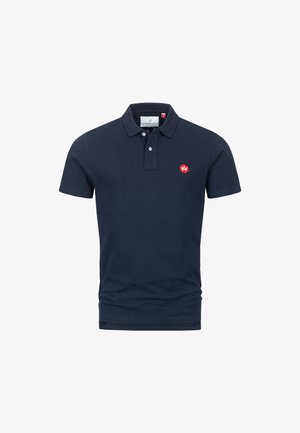 Navyblaues Polohemd aus Baumwolle mit einem Kragen, einer Dreiknopf-Leiste und einem roten Logo auf der linken Brust.