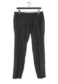 Svarta byxor med rak framfick, bälteshällor och en enda framficka. Tyget verkar slätt med en något skräddarsydd passform.