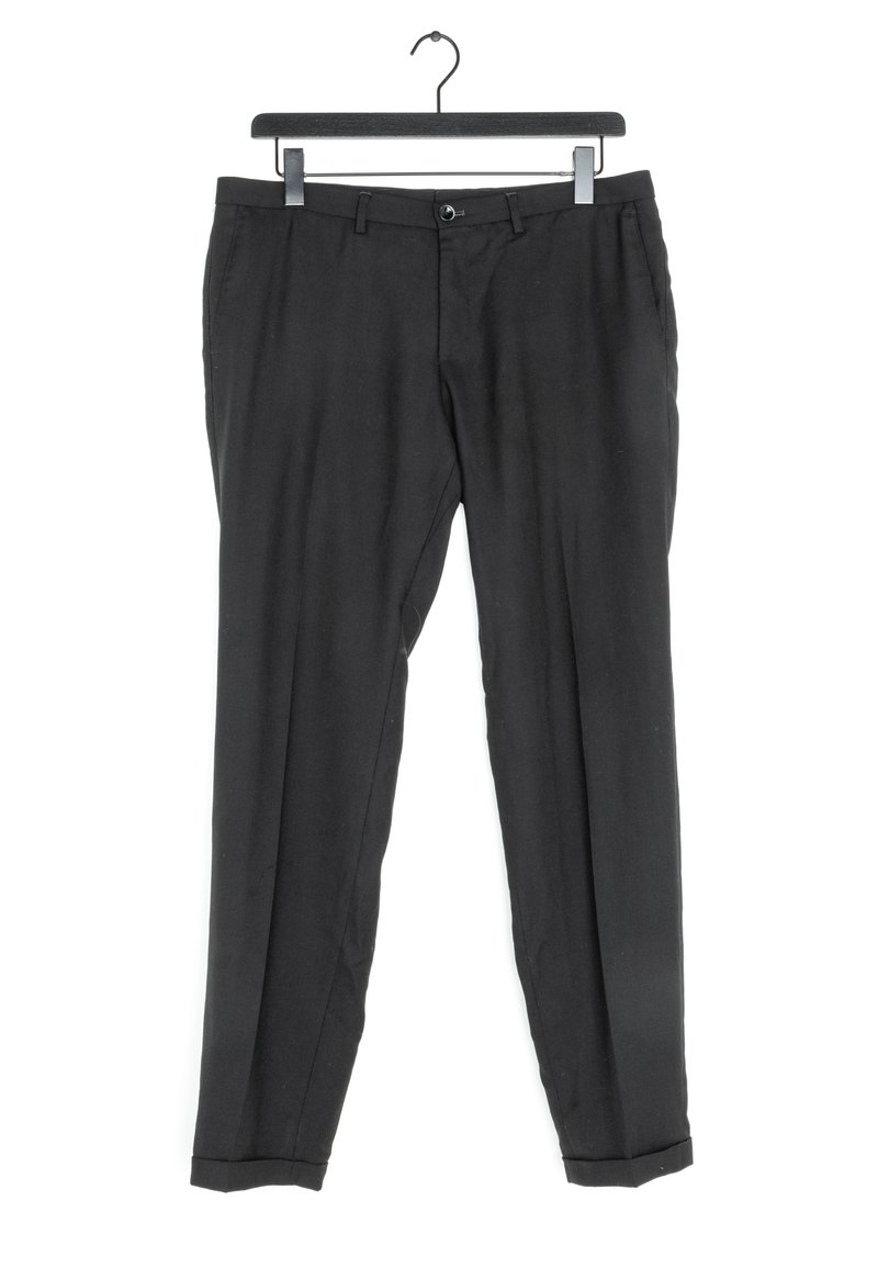 Svarta byxor med rak framfick, bälteshällor och en enda framficka. Tyget verkar slätt med en något skräddarsydd passform.