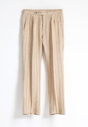 Pantalones de lino beige con rayas verticales marrón oscuro, con un frente plisado, bolsillos laterales y un cierre de botón en la cintura.