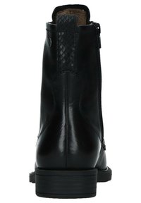 Zwarte leren enkelboot met een textuur achterpaneel, ritssluiting en een gestapelde hak. Gladde afwerking en een zachte binnenvoering.