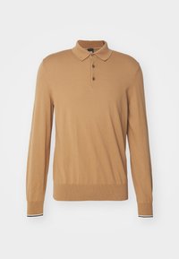 Pull sweater polo à manches longues couleur camel avec trois boutons et des poignets côtelés, présentant des rayures noir et blanc sur un fond blanc.