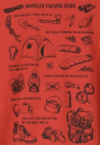 Punainen t-paita, jossa on käsin piirretty pakkausopas, jossa on erilaisia leirintätarvikkeita: teltta, kengät, lyhty, reppu ja ensiapupakkaus -kuvia.