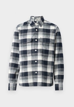 Camicia a scacchi realizzata in tessuto blu navy e bianco. Presenta un colletto con bottoni, taschino frontale e maniche lunghe.