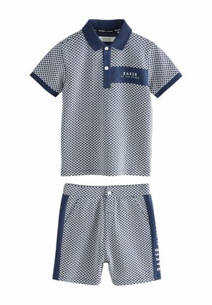 Jūras spēku un baltas krāsas polo krekls ar šūnu rakstu, divi pogas un krūšu kabata; atbilstošas šorts ar sānu akcentiem un logotipu.
