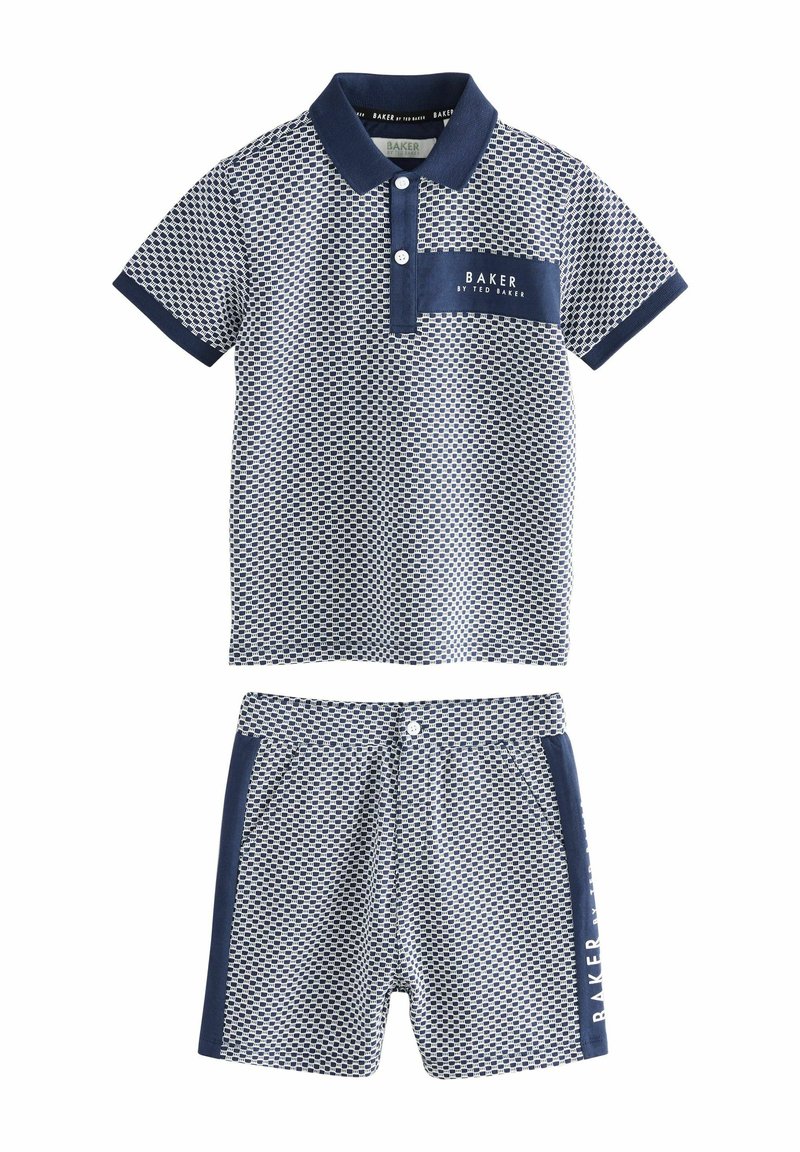 Marineblauwe en witte polo met honingraatpatroon, twee knopen en een borstzak; bijpassende shorts met zijaccenten en logo.