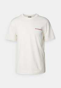 Biała bawełniana koszulka z krótkim rękawem, z czerwonym haftowanym logo na lewej piersi, prążkowanym dekoltem i luźnym krojem.