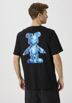 T-shirt nera in cotone con una grande grafica olografica blu di Topolino sul retro, maniche corte e vestibilità comoda.